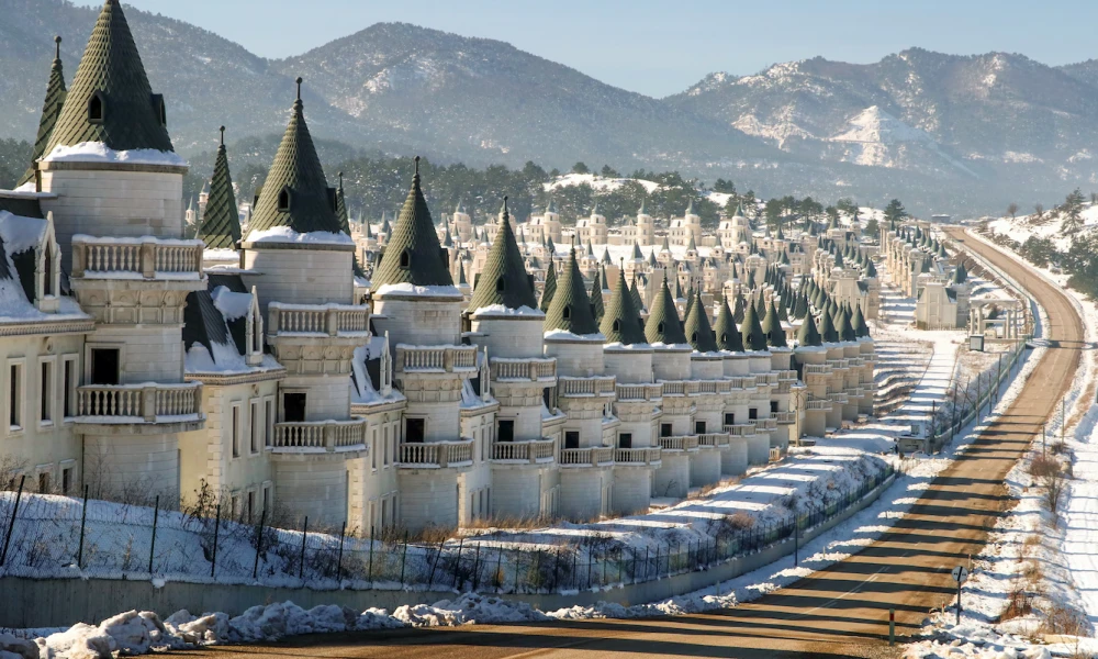 Η εγκαταλελειμμένη πόλη στην Τουρκία με τα κάστρα που θυμίζουν Disney